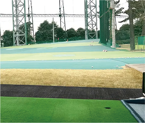 ゴルフ練習場の打席